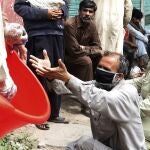 Voluntarios reparten alimentos en Lahore, Pakistan