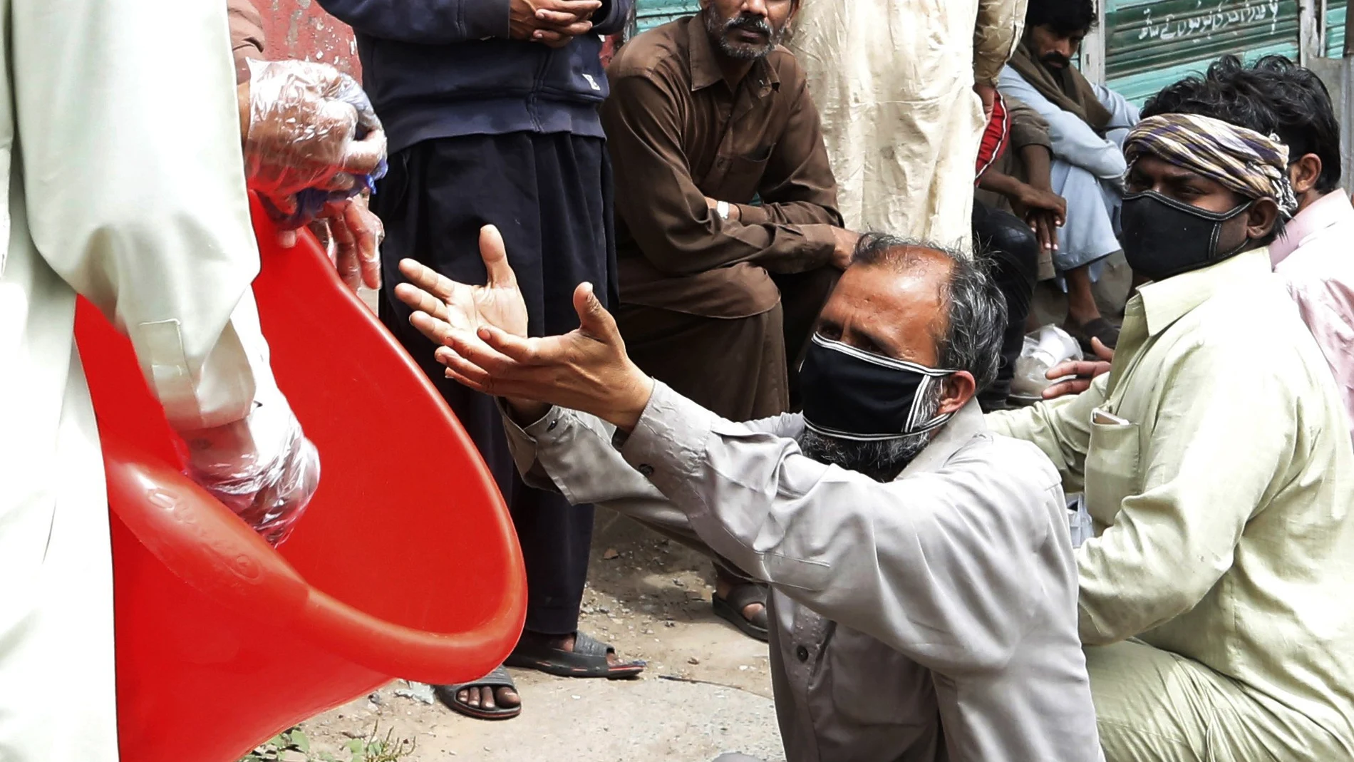 Voluntarios reparten alimentos en Lahore, Pakistan