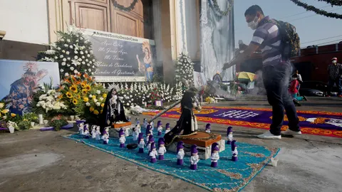 Feligreses acuden el jueves a la Parroquia Nuestro Señor de Candelaria, en el marco de jueves santo, en Ciudad de Guatemala/EFE