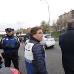 El alcalde de Madrid durante su visita a un control de tráfico