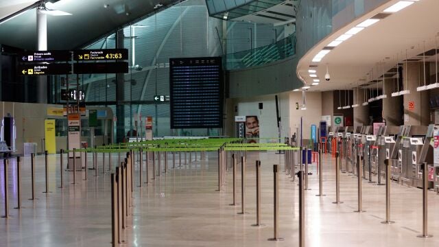 Imagen del aeropuerto de Manises (Valencia) completamente vacío el pasado viernes