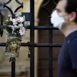 Ramos de flores en la puerta de la iglesia de San Pablo. EFE/Salas