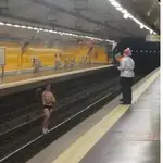 Un hombre en ropa interior baja a las vías del tren en Tirso de MolinaCEDIDA/VIGILANTES10/04/2020