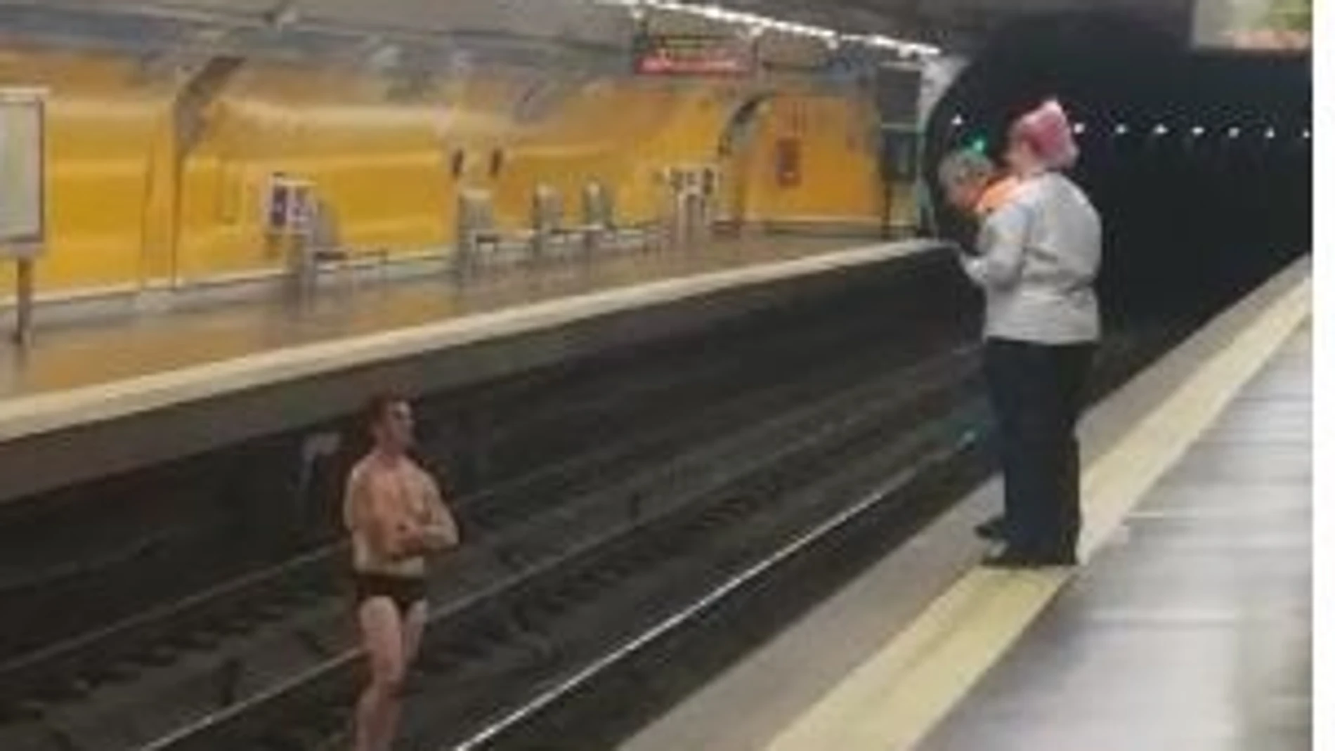 Sucesos.- Un hombre se pone en ropa interior en medio de las vías del tren en Tirso de Molina