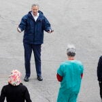 Bill de Blasio, alcalde de Nueva York, conversa con voluntarios de un hospital de campaña levantado en el barrio de Queens/EFE