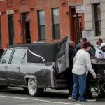 Empleados de una funeraria trasladan un féretro en el barrio neoyorquino de Brooklyn/REUTERS
