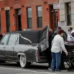 Empleados de una funeraria trasladan un féretro en el barrio neoyorquino de Brooklyn/REUTERS