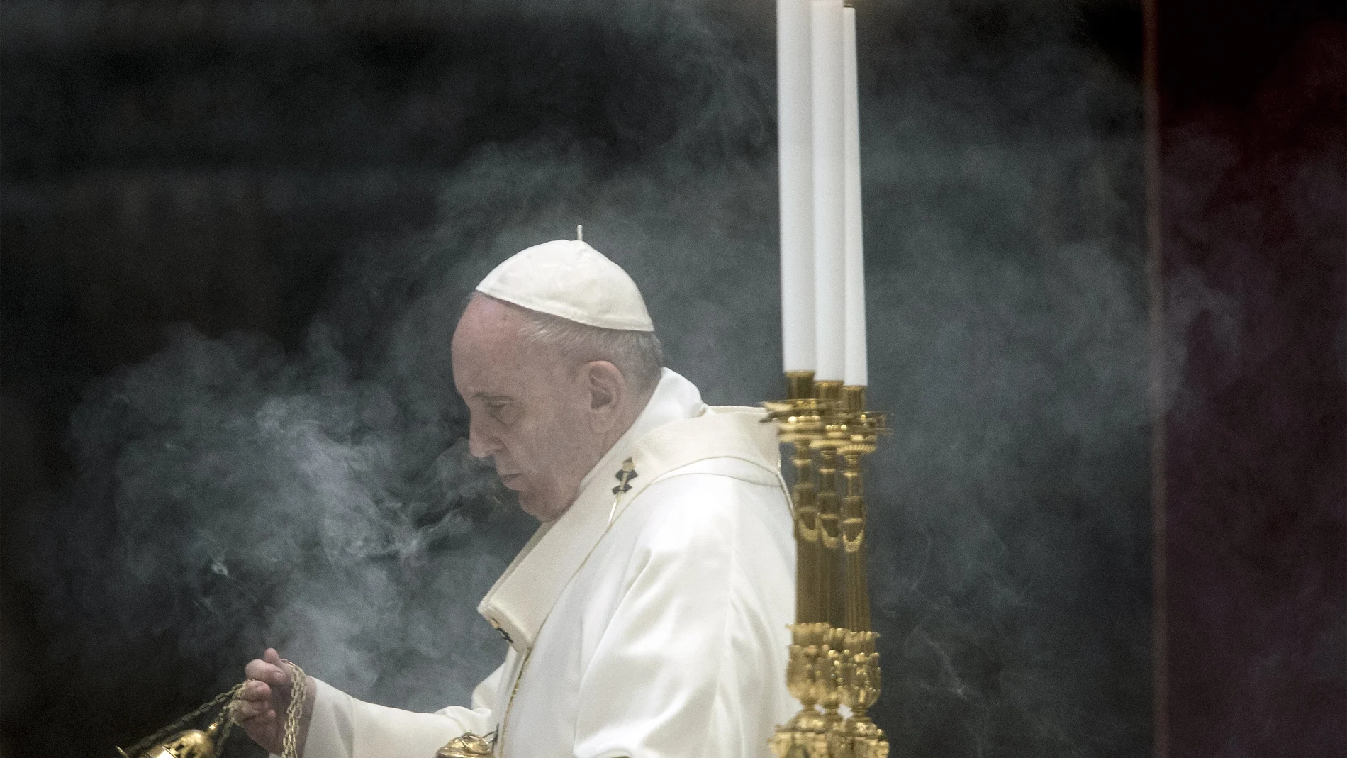 El Papa presidió ayer un solemne servicio por la «Pasión del Señor» al que no asistieron feligreses a consecuencia de las medidas de confinamiento09/04/2020 ONLY FOR USE IN SPAIN