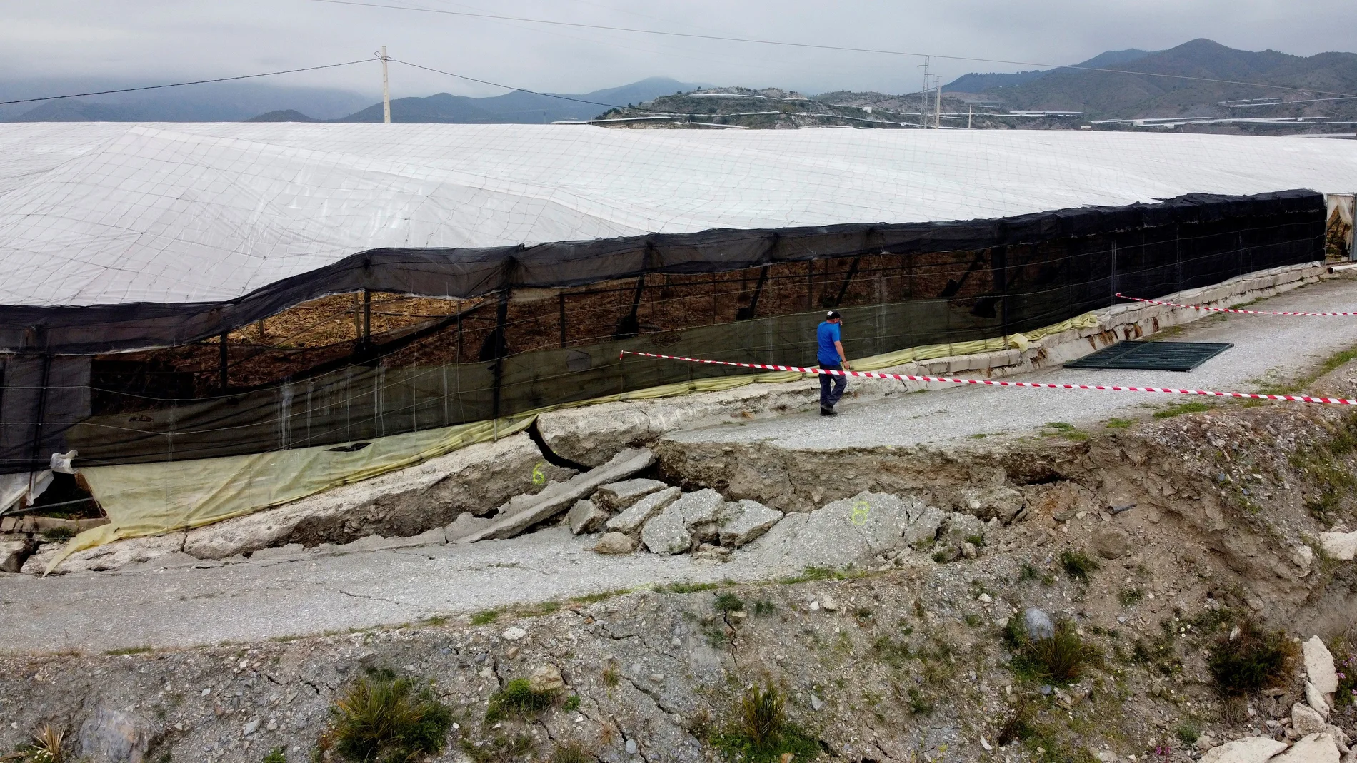 Corrimiento de tierra y grietas alarman a agricultores en la costa granadina