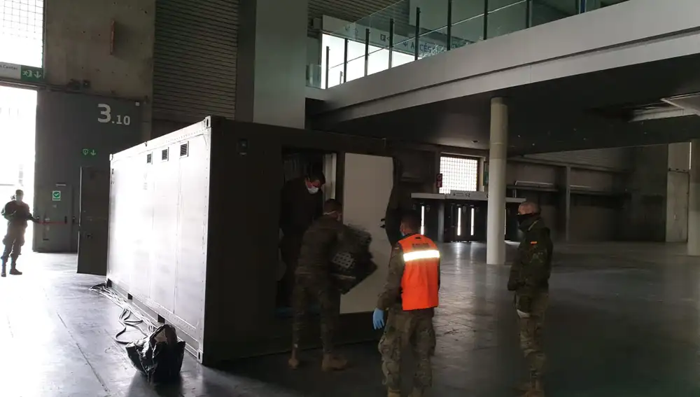 Militares descargan contenedores para el hospital de la Fira Gran Vía