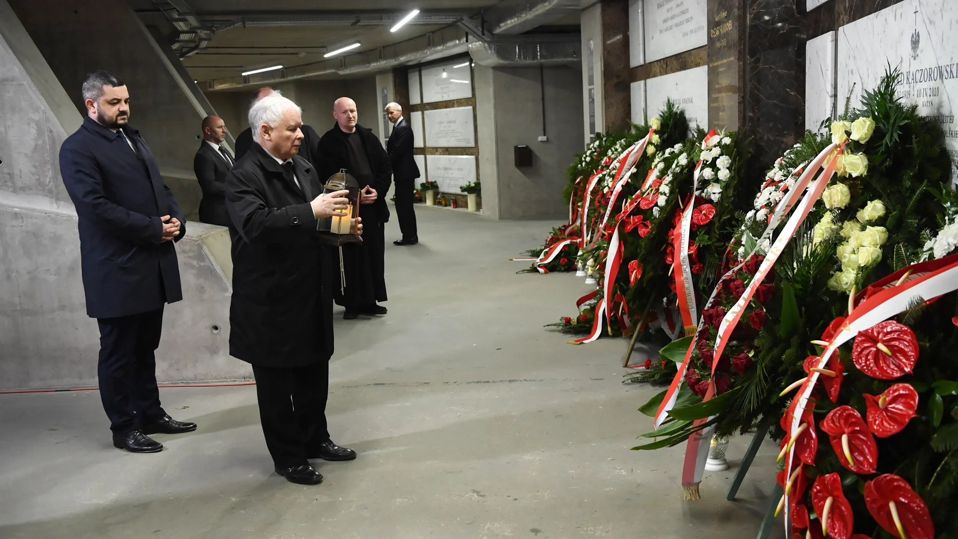 El ultraconservador Jarosław Kaczynski en el monumento a las víctimas de la tragedia aérea en la que falleció su hermano gemelo, el entonces presidente de Polonia, Lech Kaczynski/EFE