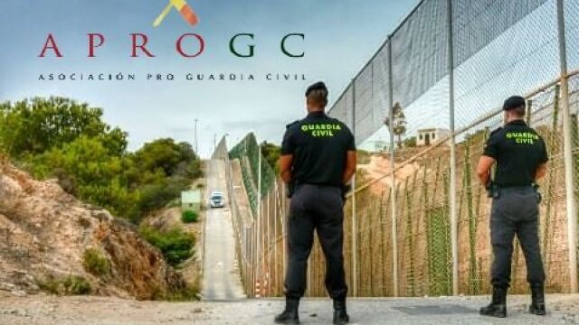 Guardias civiles vigilan el vallado de Melilla