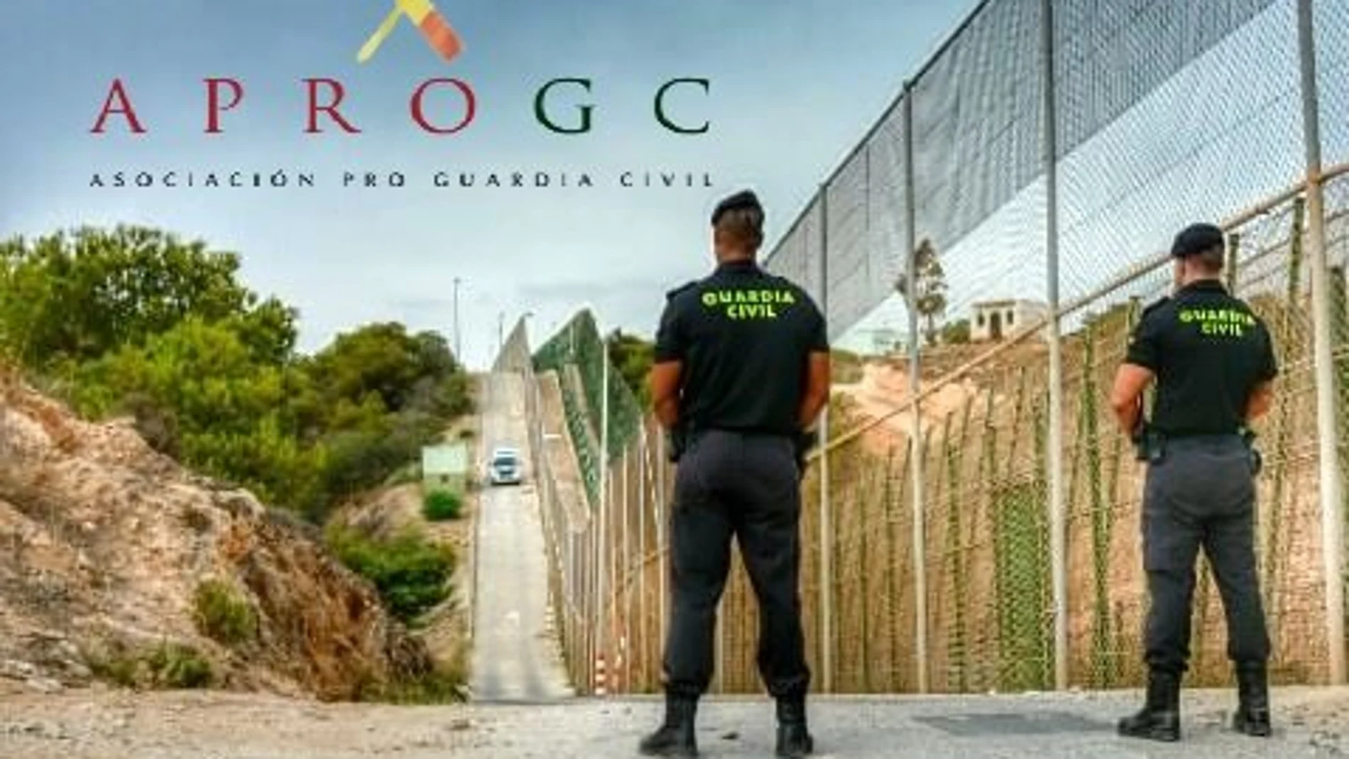 Guardias civiles vigilan el vallado de Melilla