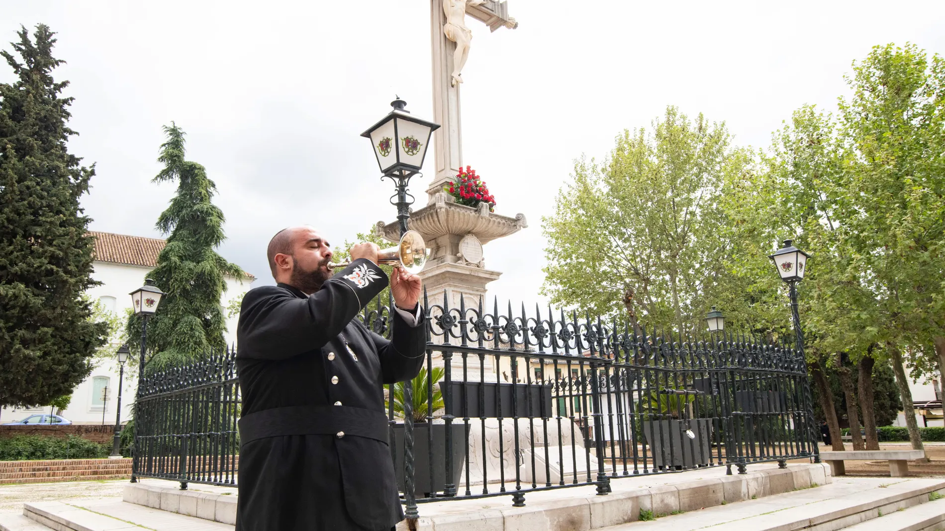 Granada adapta pero mantiene el ruego de tres gracias a Cristo de los Favores