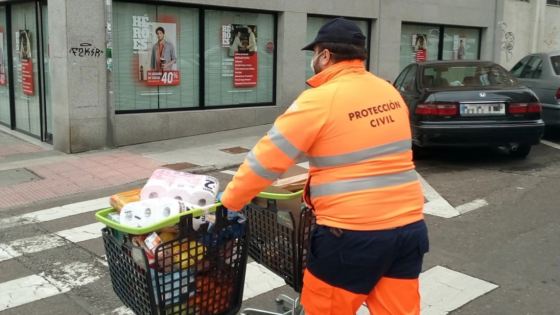 MIembros de Protección Civil del Ayuntamiento de Salamanca realizando distintas tareas sociales