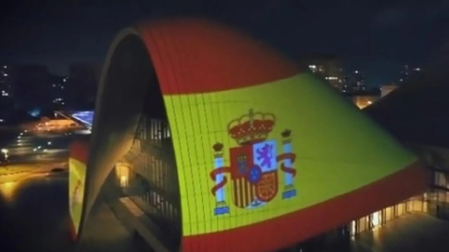 La bandera de España fue proyectada este Viernes Santo en un edificio de Baku (Azerbaiyán)