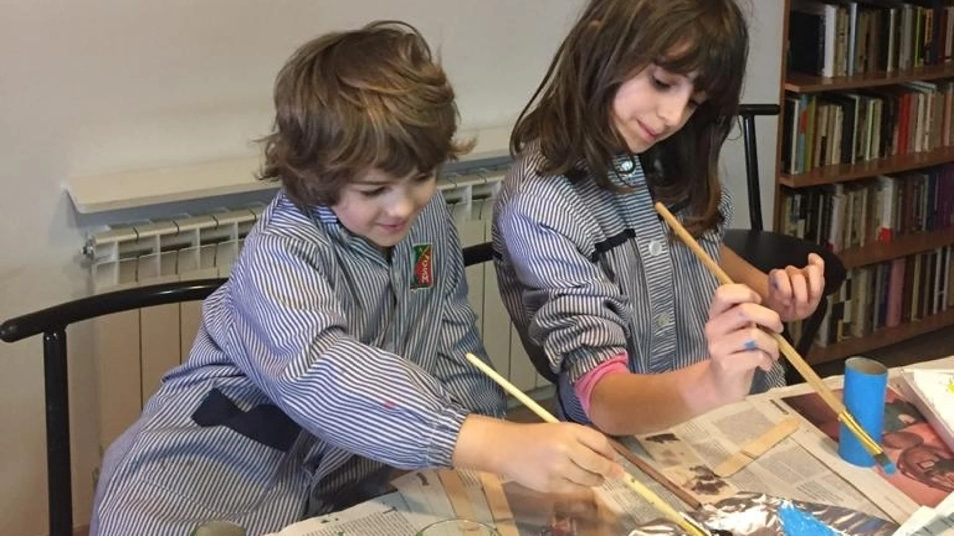 Los niños haciendo sus conejitos de Pascua, sin ayuda, por supuesto