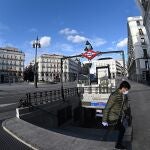 Una persona sale de la boca de Metro de Sol, en Madrid