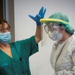El Ministerio recomienda que en las consultas externas los profesionales usen mascarilla de tipo quirúrgico “bien ajustada y cubriendo nariz y boca
