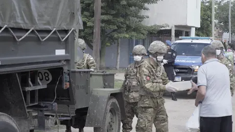 El Ejército argentino reparte alimentos entre la población de los barrios más humildes