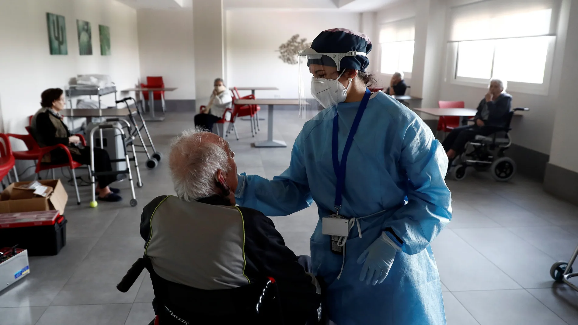 Labores de desinfección de una residencia de mayores en Madrid
