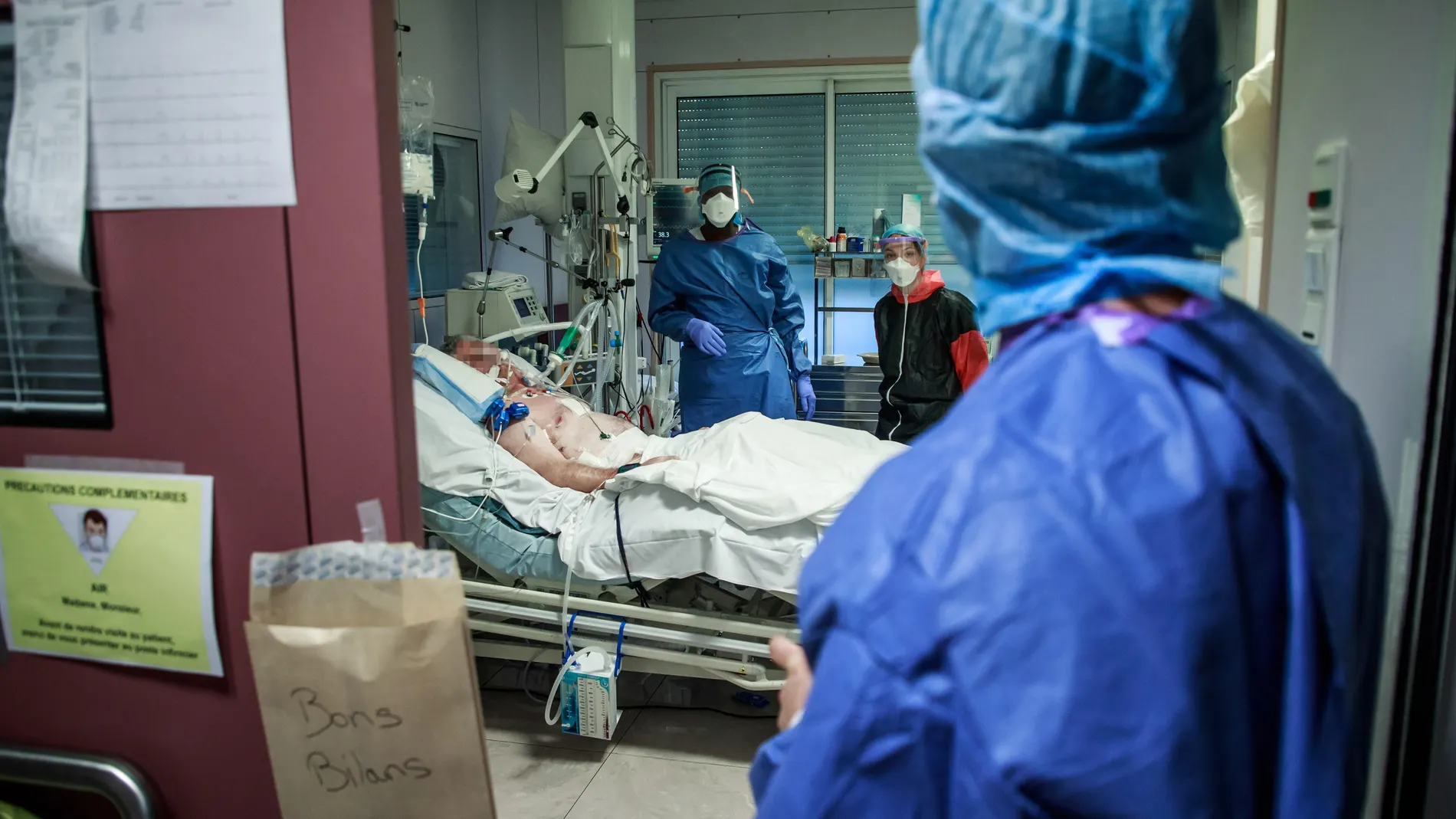 Night watch at the resuscitation intensive care unit of the Ambroise Pare clinic
