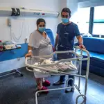 Una mujer, positivo en COVID-19, y su pareja posan junto a su bebé recién nacido en su habitación del Hospital Universitario Puerta de Hierro, en Majadahonda, Madrid. EFE/JuanJo Martín