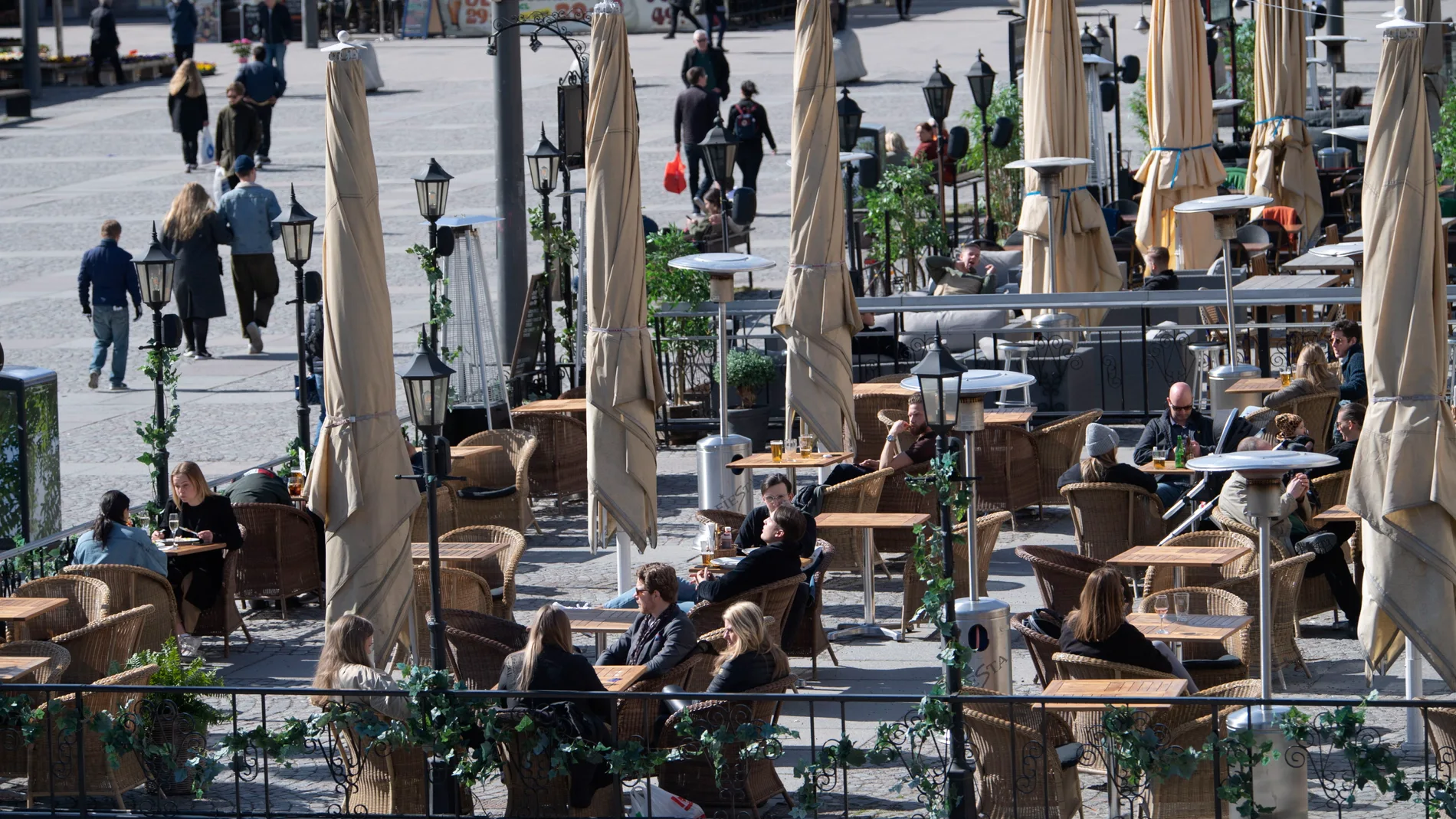 Los suecos disfrutan de la primavera en las terrazas de Estocolmo manteniendo la distancia social/EFE