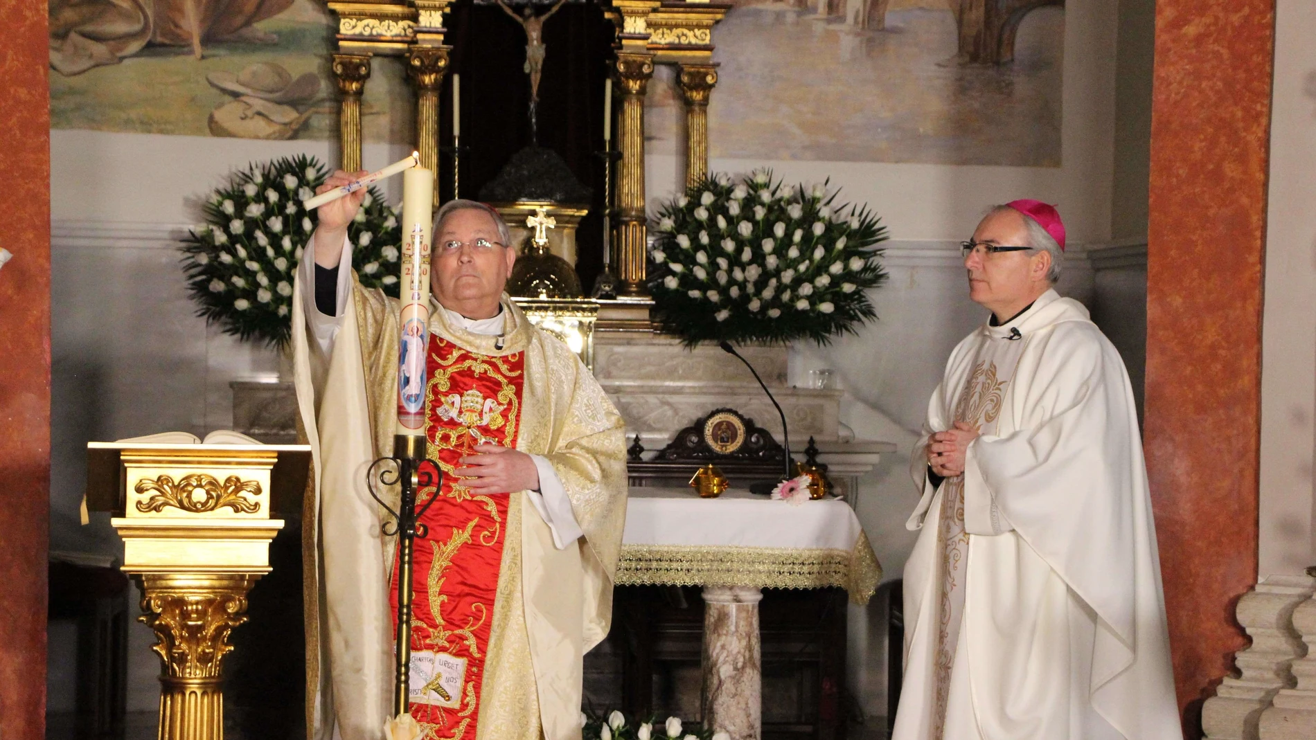 El obispo Lorca Planes en la Vigilia Pascual