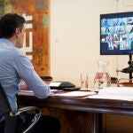 El presidente del Gobierno, Pedro Sánchez, durante una de la reuniones por videoconferencia con los presidentes de las distintas comunidades autónomas