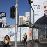 Carteles de Benjamin Netanyahu (derecha) y Benny Gantz