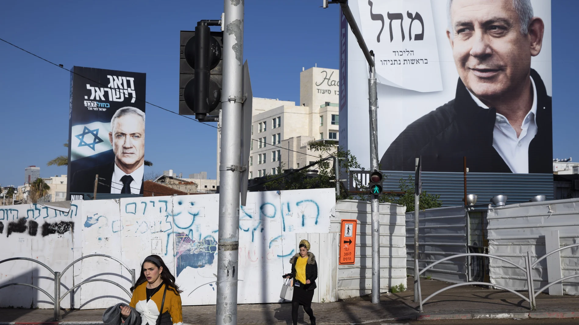 Carteles de Benjamin Netanyahu (derecha) y Benny Gantz