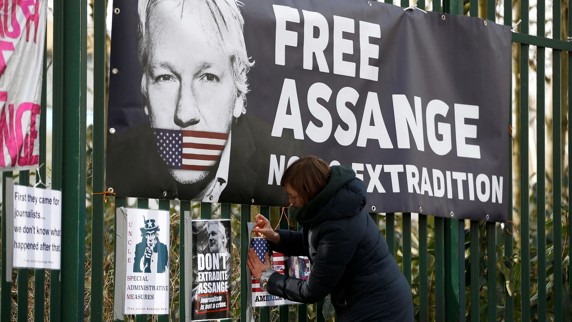 FILE PHOTO: Hearing to decide whether Assange should be extradited to U.S. in London