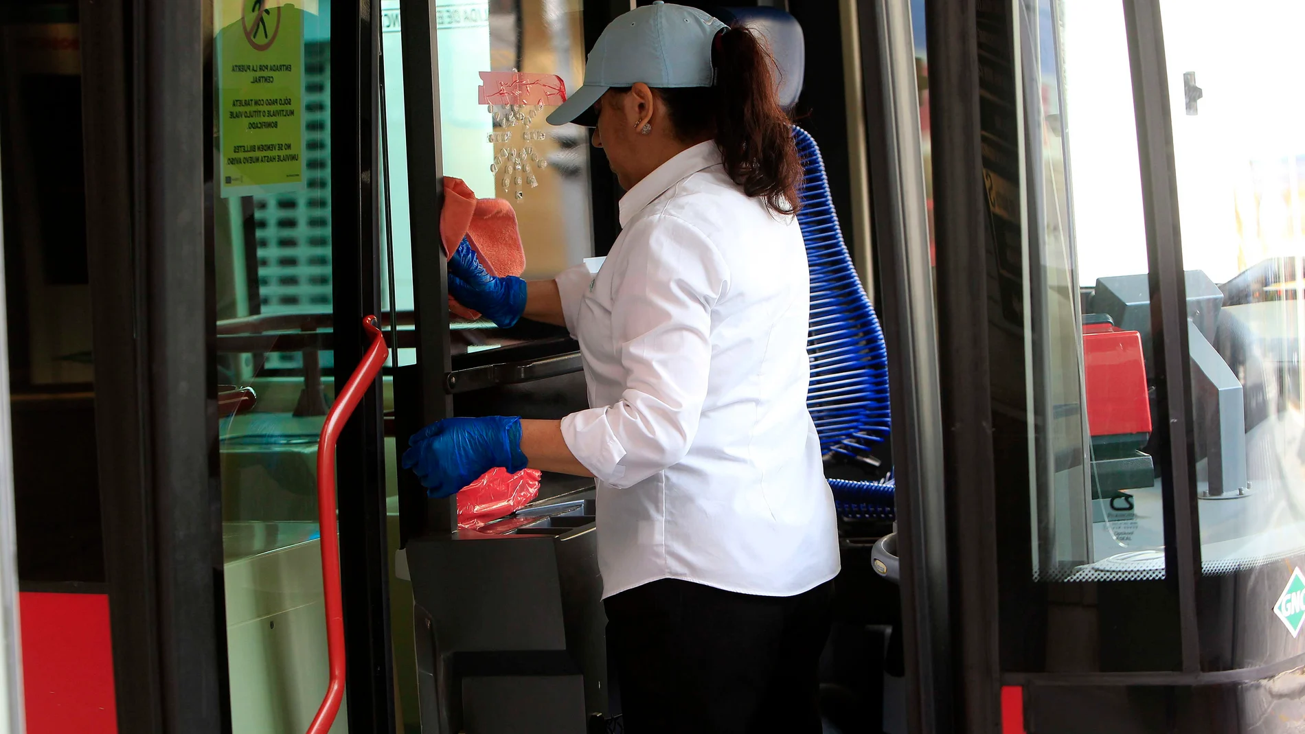 Una operaria realiza tareas de limpieza en un autobús municipal de Sevilla