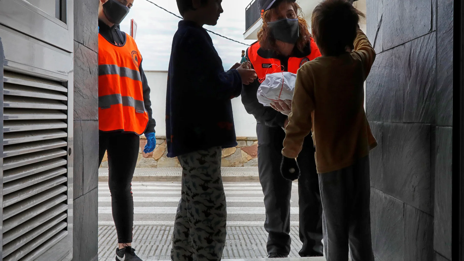 Reparto de monas de Pascua entre los niños de Sant Fruitós de Bages
