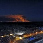 VIsta de los incendios desde el tejado de la planta nuclear de CHernóbil