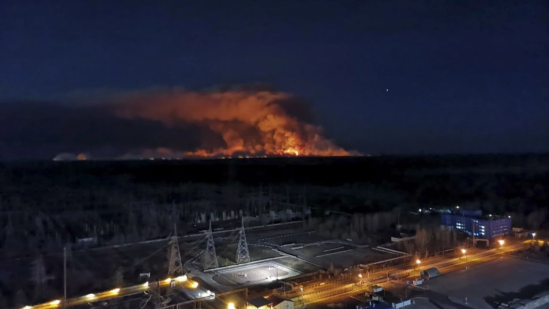 VIsta de los incendios desde el tejado de la planta nuclear de CHernóbil