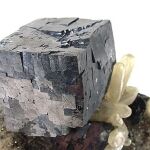 Un cristal cúbico de galena, uno de los minerales de los que se extrae el plomo.