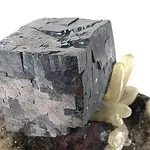 Un cristal cúbico de galena, uno de los minerales de los que se extrae el plomo.