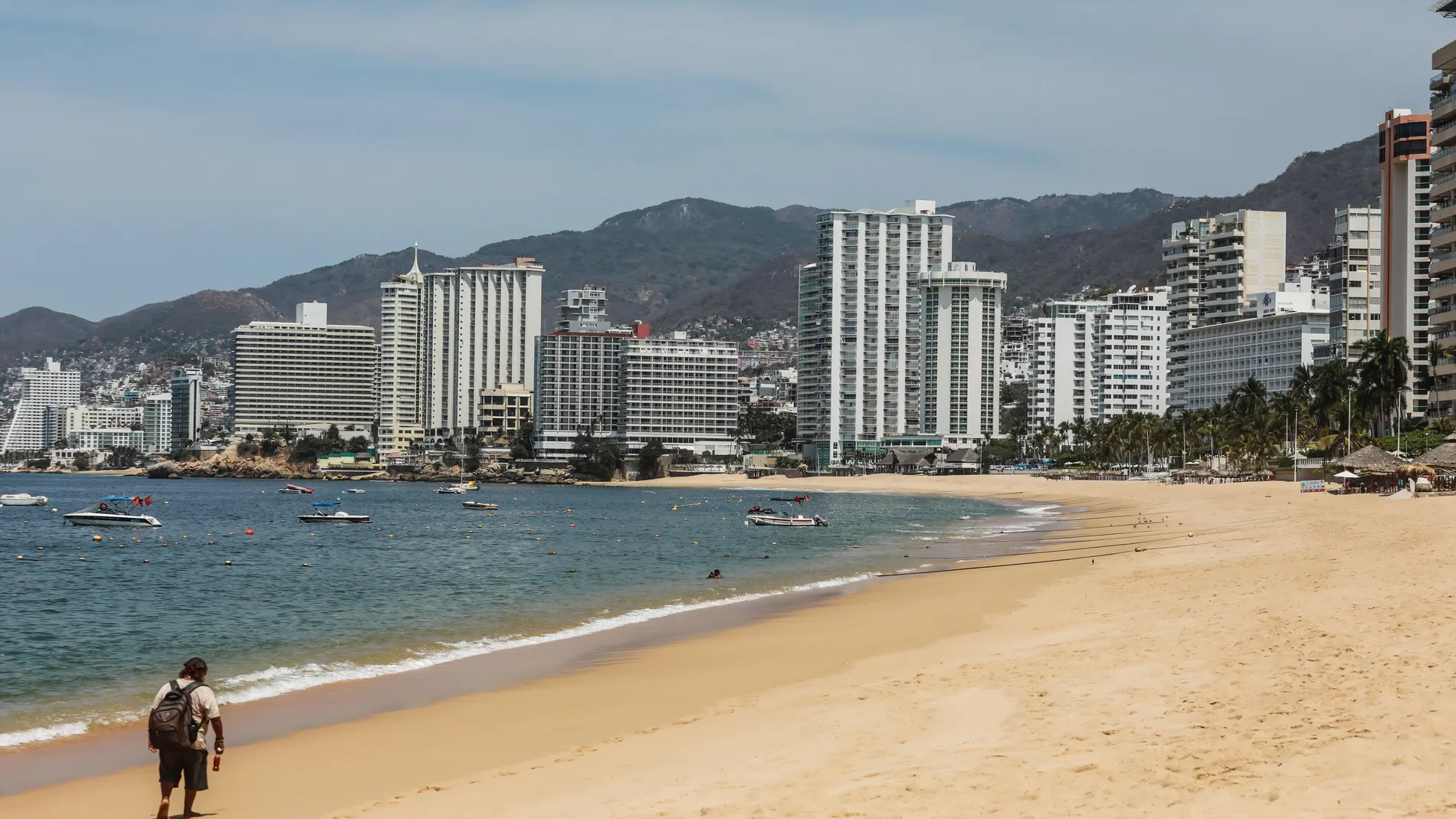 Playas y parques de diversiones lucen desolados en balneario de Acapulco
