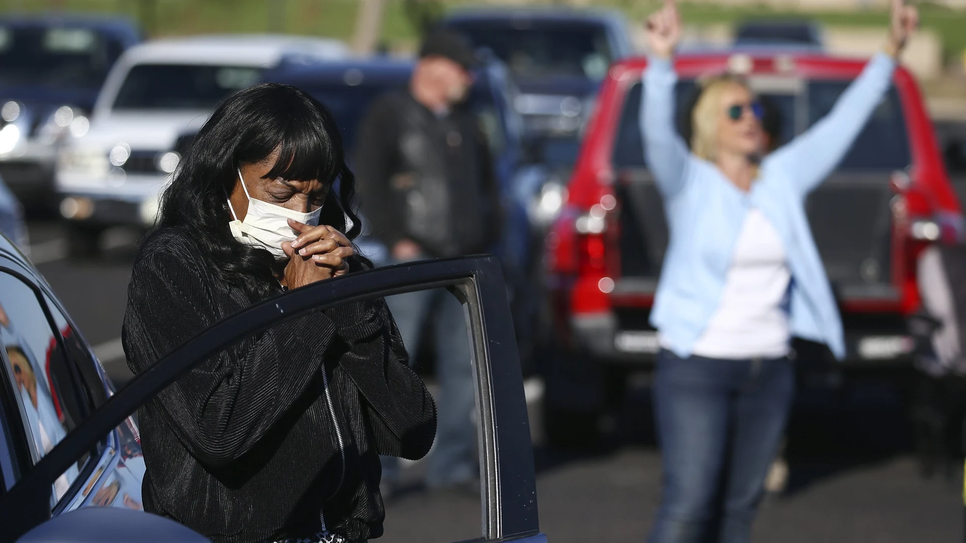 Feligreses americanos escuchan misa este domingo desde sus vehículos/AP