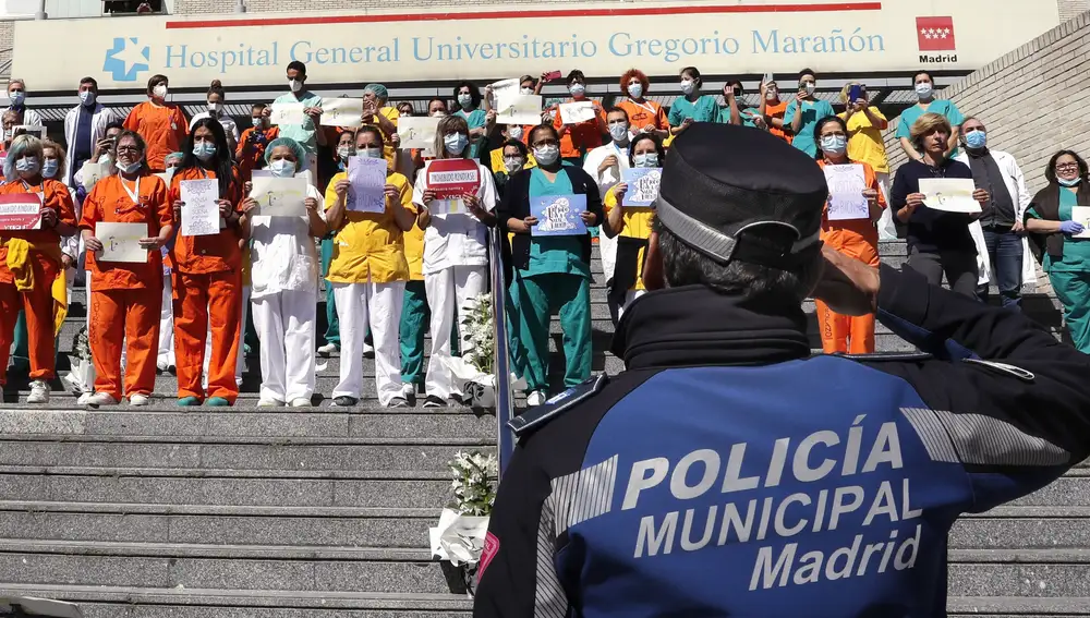 GRAF916. MADRID, 12/04/2020.- Personal sanitario del Hospital Gregorio Marañón recibe este domingo a las puertas del complejo hospitalario un homenaje por parte de la Policía Municipal de Madrid como reconocimiento a la labor realizada ante la pandemia del coronavirus. EFE/Ballesteros