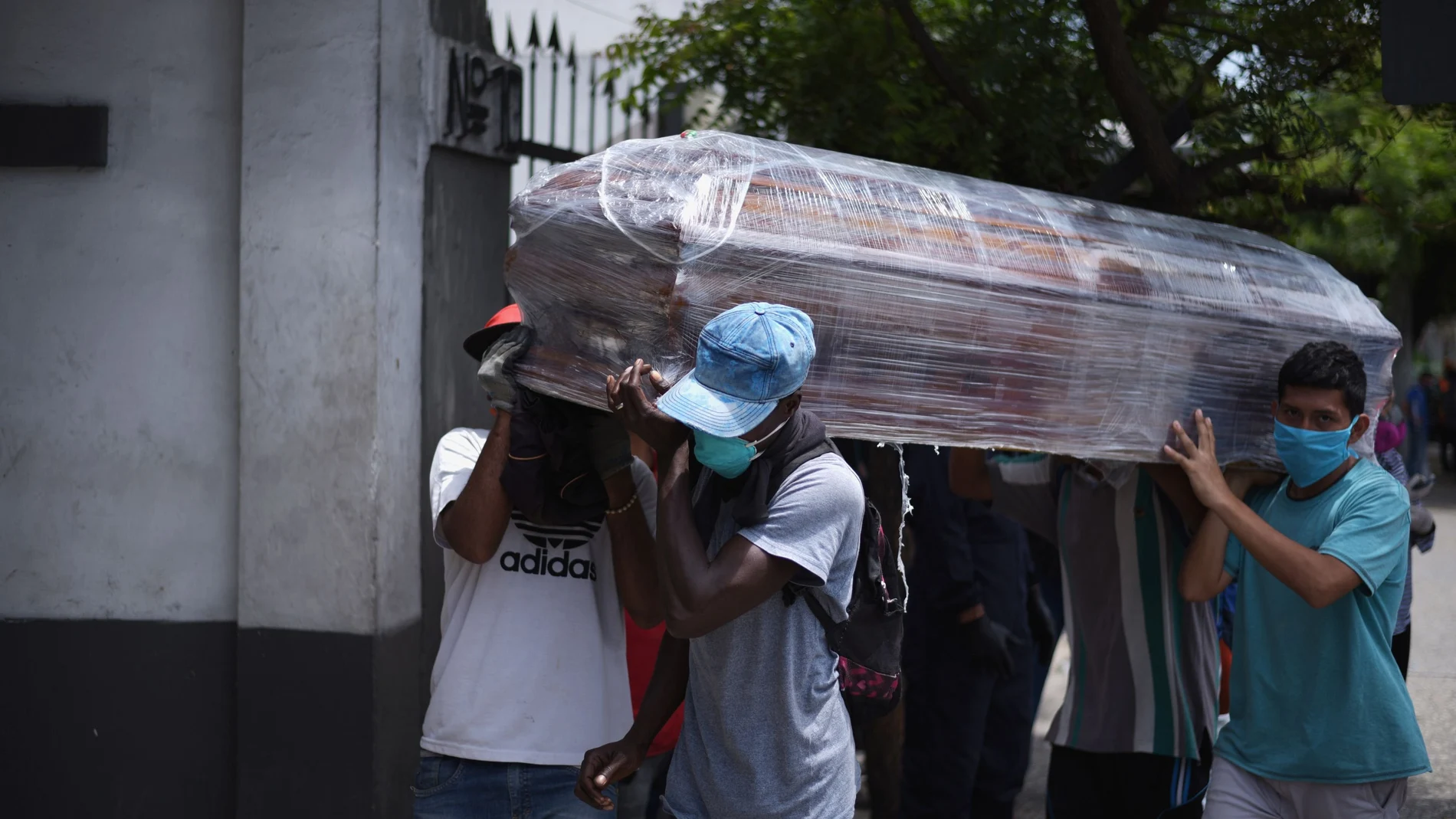 Porteadores llevan un ataúd al cementerio en Guayaquil, Ecuador