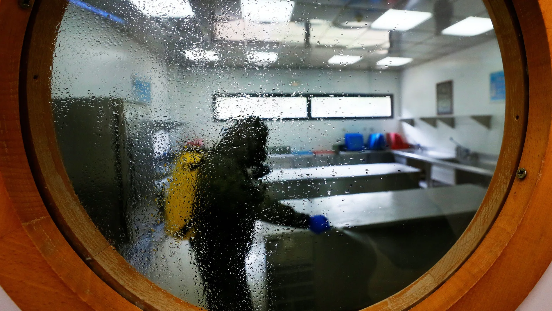 Boinas verdes desinfectan las cocinas donde se prepararán 300 comidas solidarias