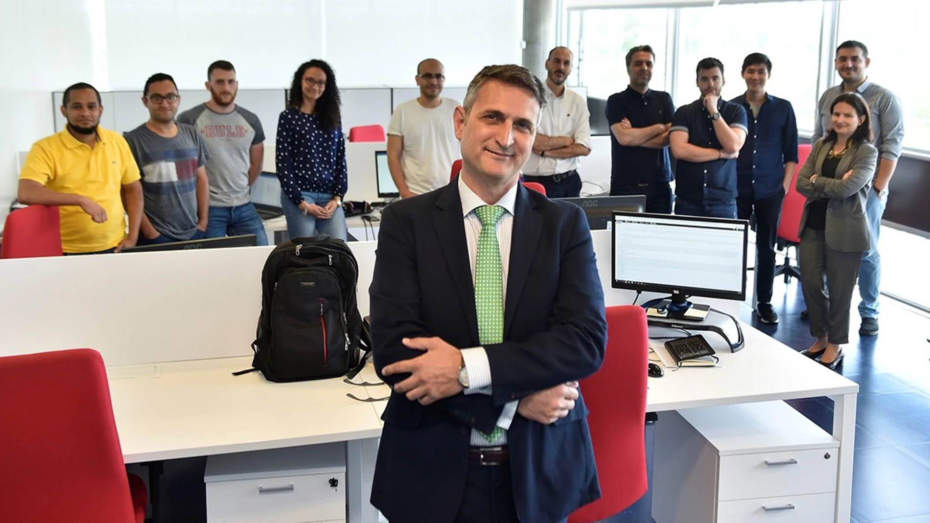 Imagen del equipo investigador de la Universidad Loyola, que dirige el catedrático Pedro Rodríguez, en primer plano
