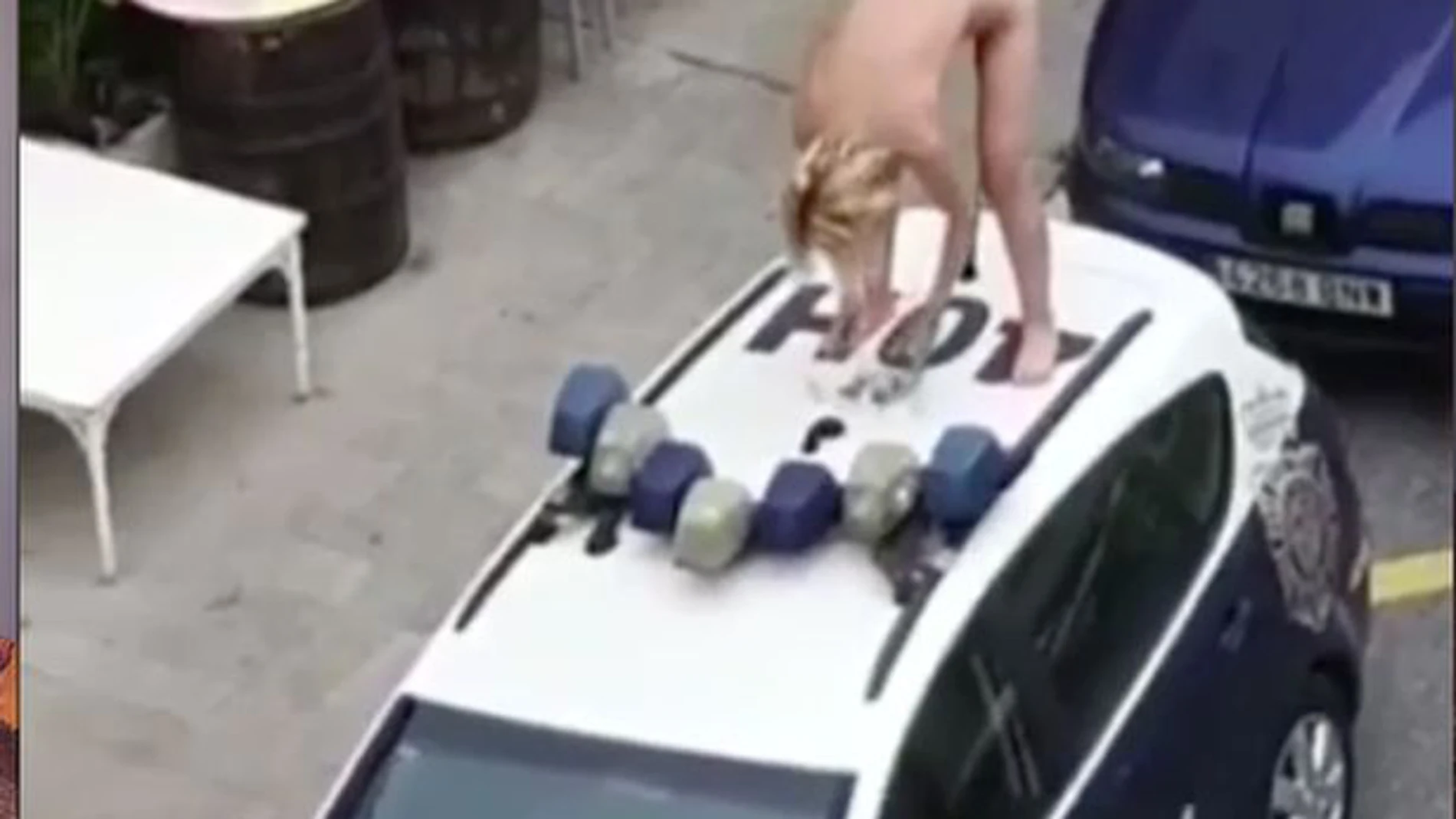 La mujer no dudó en desnudarse sobre el coche de la Policía