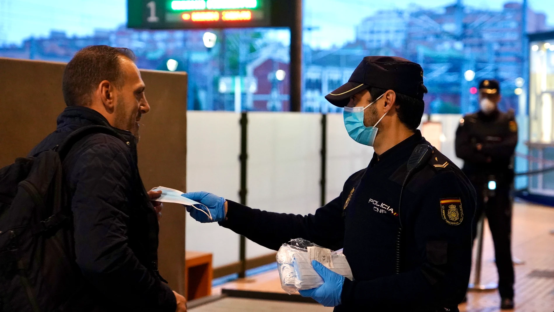 La Policía Nacional entrega mascarillas a los pasajeros del Ave León-Valladolid-Madrid