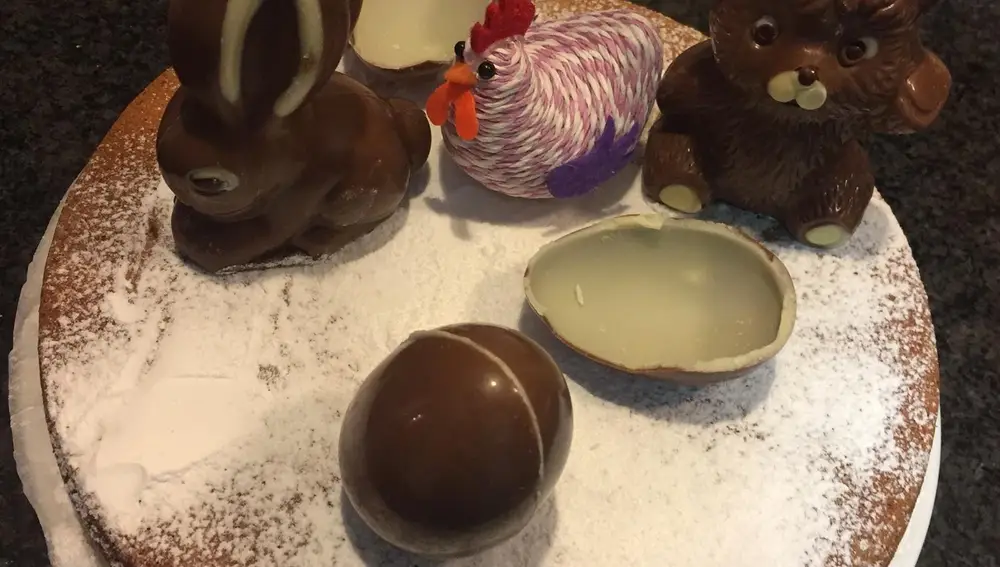 La mona que han hecho en casa con bizcocho casero, huevos kinder y una figuritas de chocolate de El Corte Inglés