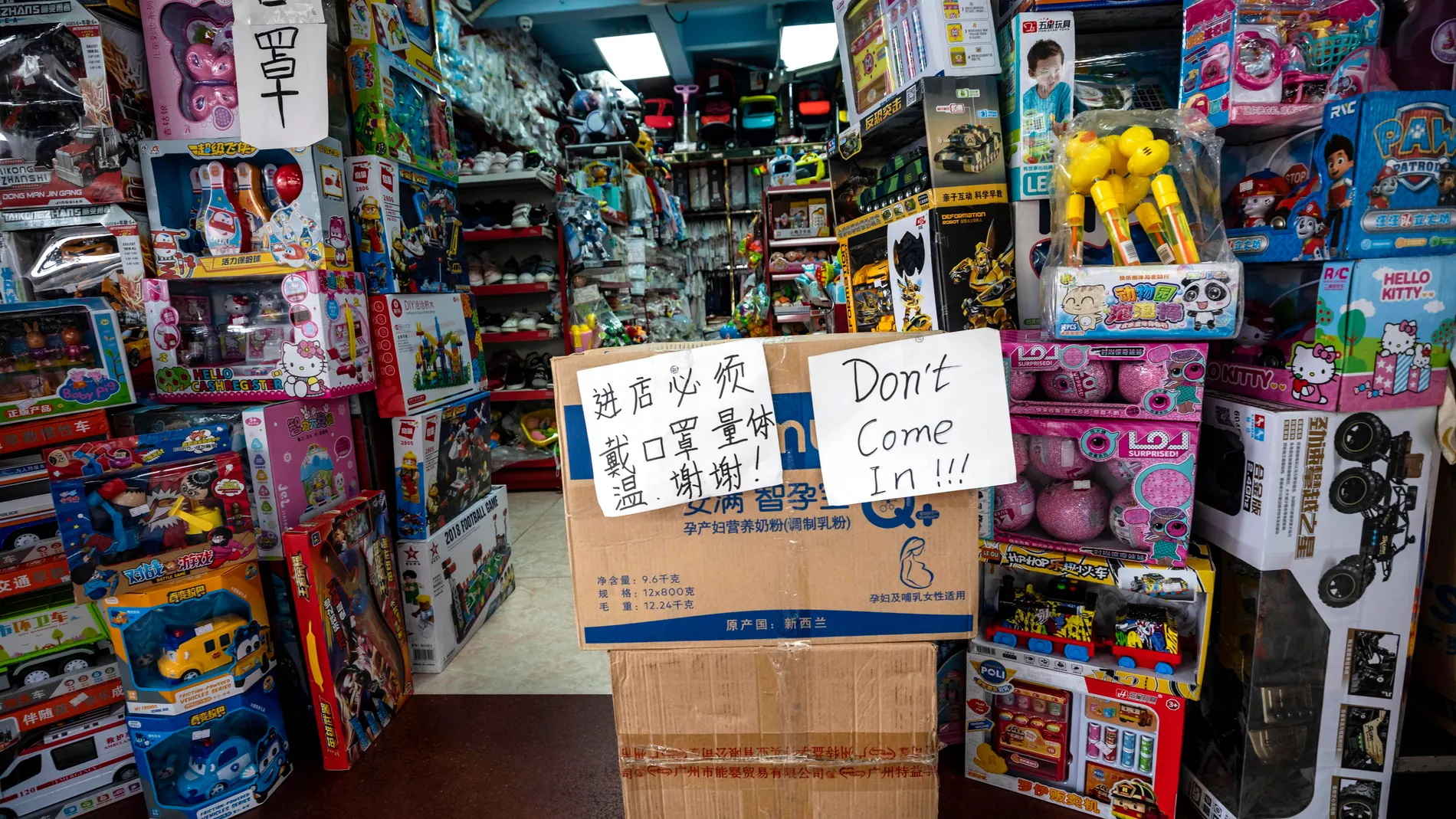 "No entreis" reza un cartel en un bazar chino en Guangzhou en el barrio donde viven más africanos
