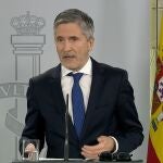 GRAF155. MADRID, 13/04/2020.- Captura de la señal institucional del Palacio de la Moncloa de la rueda de prensa ofrecida por el ministro del Interior, Fernando Grande-Marlaska, para informar de la pandemia del coronavirus este lunes, trigésima jornada del estado de alarma. EFE/Moncloa